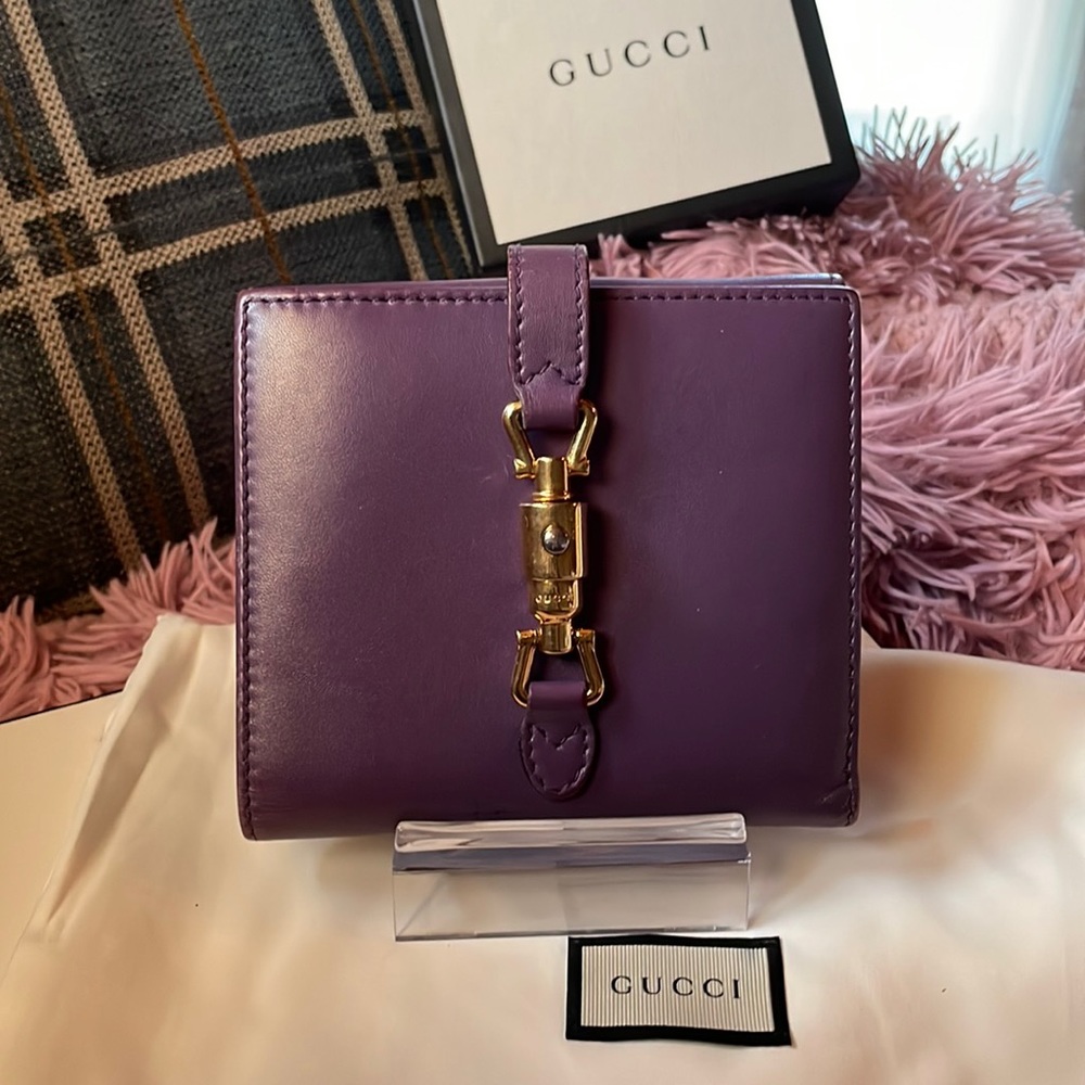 Gucci purple lambskin leather compact bifold wallet with click in clasp closure